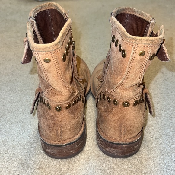 UGG Chestnut Fabrizia Studs Boot, Size 7 - Picture 5 of 12